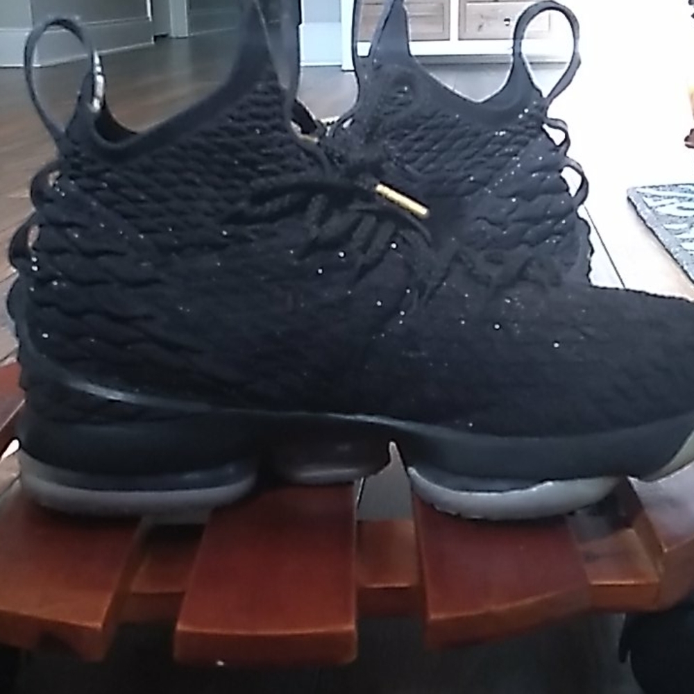 LeBron XV *Slightly worn* - Picture 3 of 9